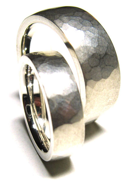 Eheringe aus Silber mit typischer Hammerschlag-Oberfläche. Diese entsteht durch viele hundert Hammerschläge und bezeugt die handwerkliche Fertigung.