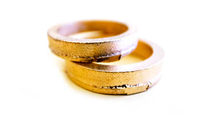 Trauringe symbolisieren unendliche Verbundenheit. Sie sollen keine Fuge haben, die sich lösen kann. Deshalb wird jedes UNGATTINO-Ringpaar fugenlos gegossen und geschmiedet. Das Foto zeigt ein solches Paar Ringe nach dem Sandguss.