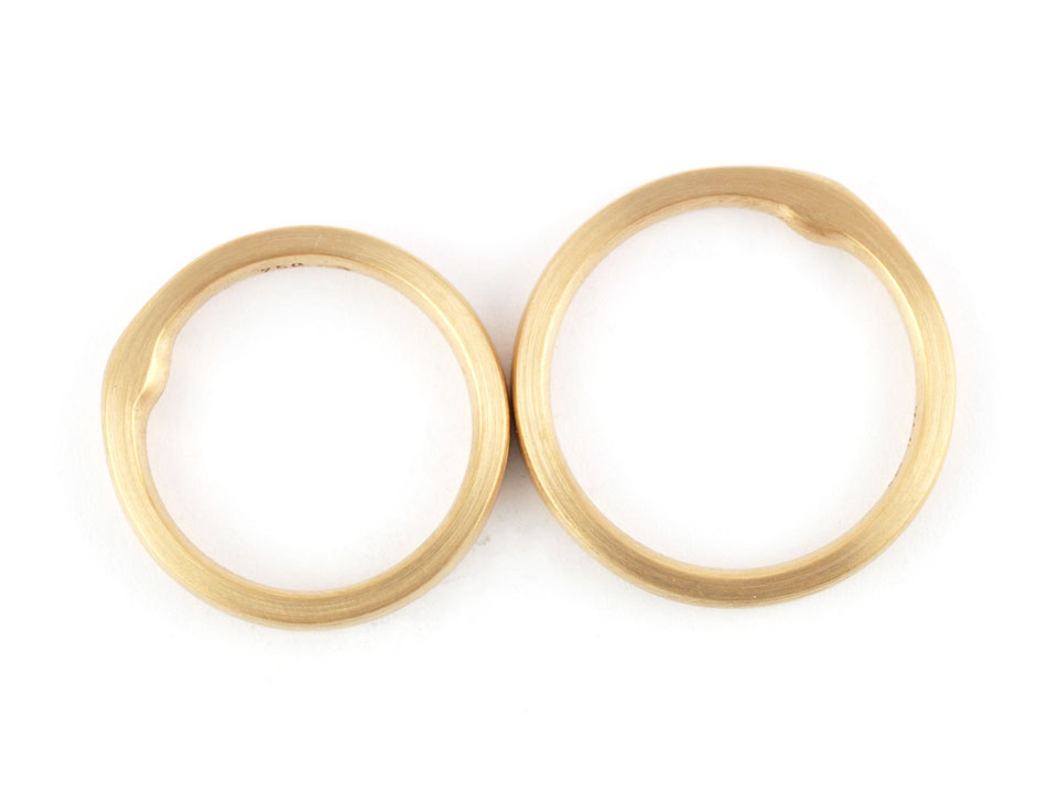 Trauringe "Kleiner Prinz" und "Kleine Prinzessin" in Gelbgold. Eine konturierte Variante, die Wünsche erfüllt: schlicht, einfach, anders.